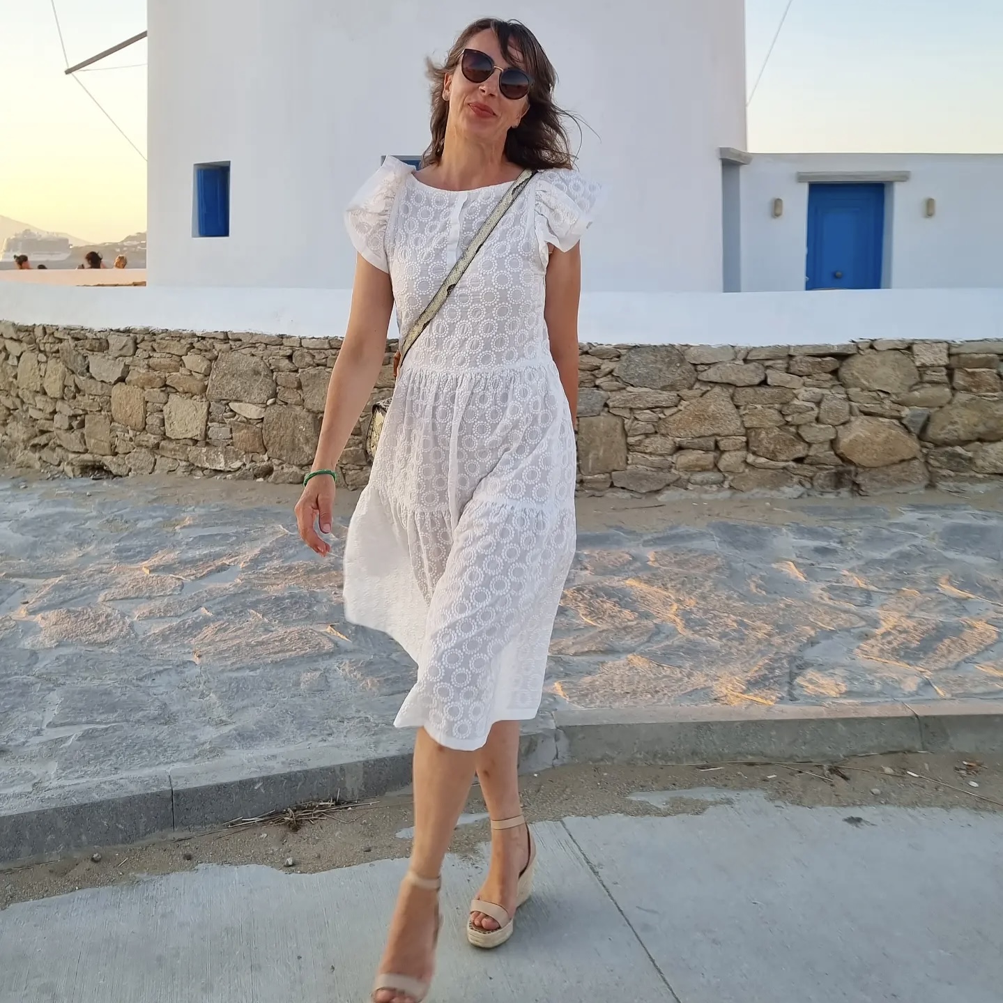 Leichtes Kleid aus besticktem Baumwollstoff